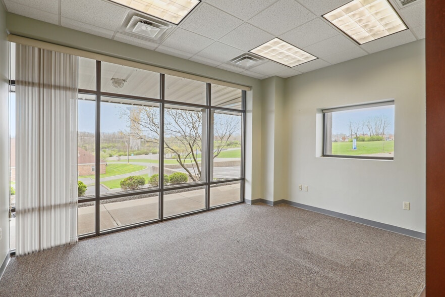 More Photos Of 60 Overbrook Dr, Monroe Flex For Sale