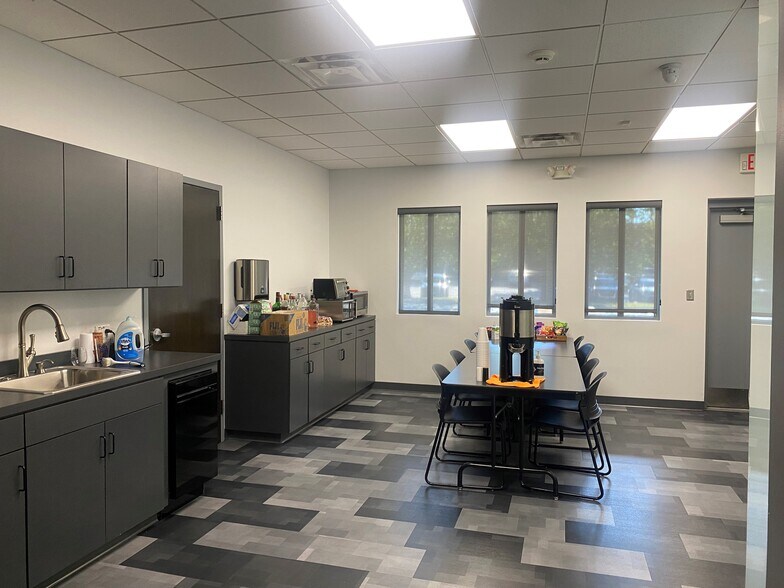 More Photos Of 1335 E Bradford Pky, Springfield Office For Lease