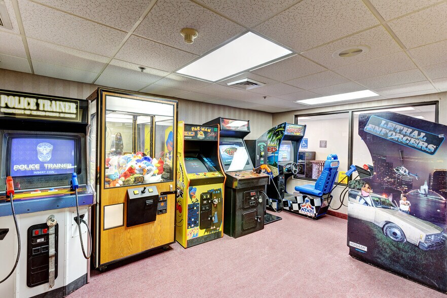 More Photos Of 3257 Shepherd of the Hills Expy, Branson Hotel For Sale