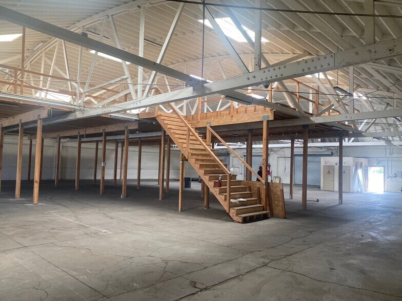 More Photos Of 10487 San Fernando Rd, Pacoima Warehouse For Lease