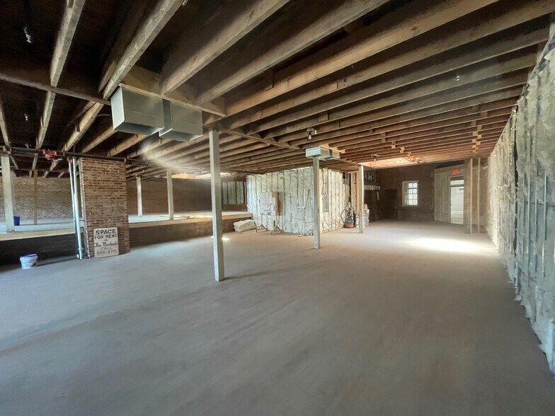 More Photos Of 121-129 N Main St, Mooresville Storefront Retail Office For Lease