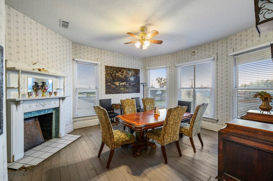 More Photos Of 202 N Newsom St, Mineola General Retail For Sale