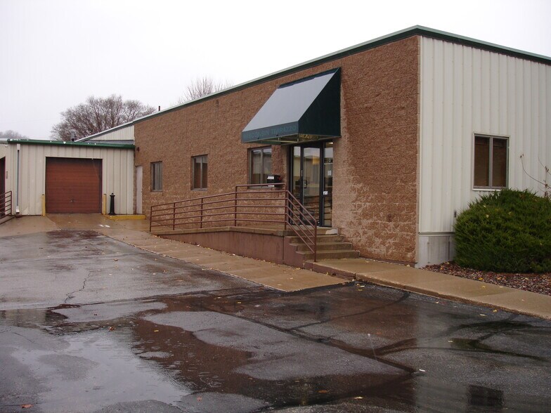 More Photos Of 553-555 Braund St, Onalaska Showroom For Lease