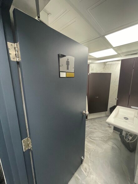 More Photos Of 3858-3870 Notre-Dame, Laval Office For Sale