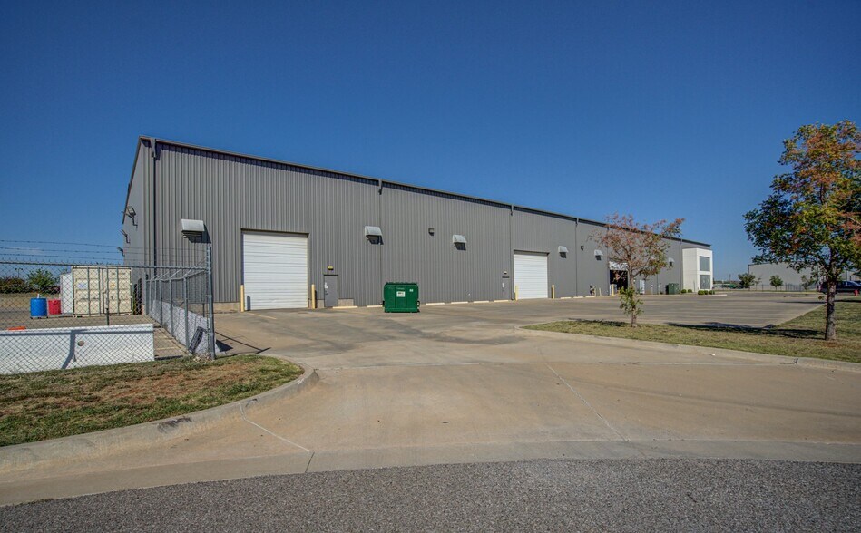 More Photos Of 4701 United Dr, Oklahoma City Warehouse For Lease