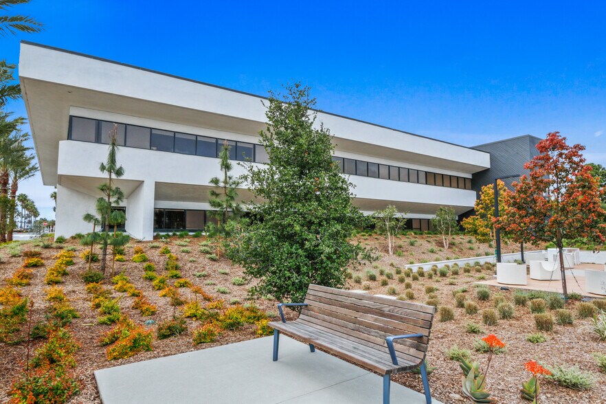 More Photos Of 2130 Main St, Huntington Beach Office For Lease