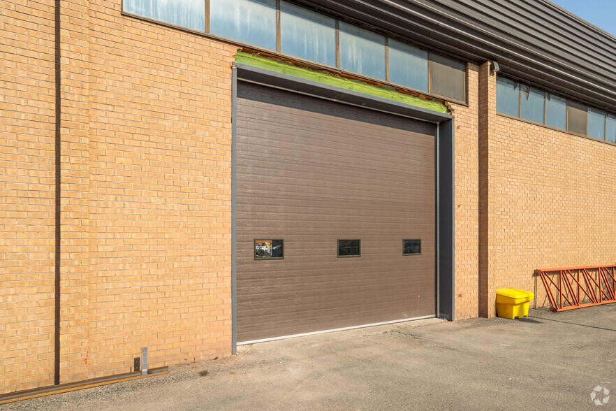 More Photos Of 8477 Rue Cordner, Montréal Manufacturing For Sale