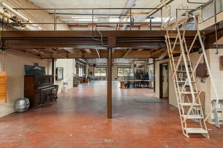 More Photos Of 360 College Ave, Weed Showroom For Sale