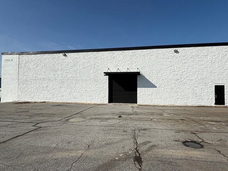 More Photos Of 15 Royal Dr, Forest Park Warehouse For Lease