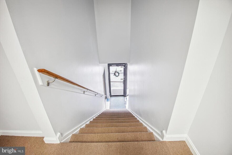 More Photos Of 8740 Cherry Ln, Laurel Light Manufacturing For Sale