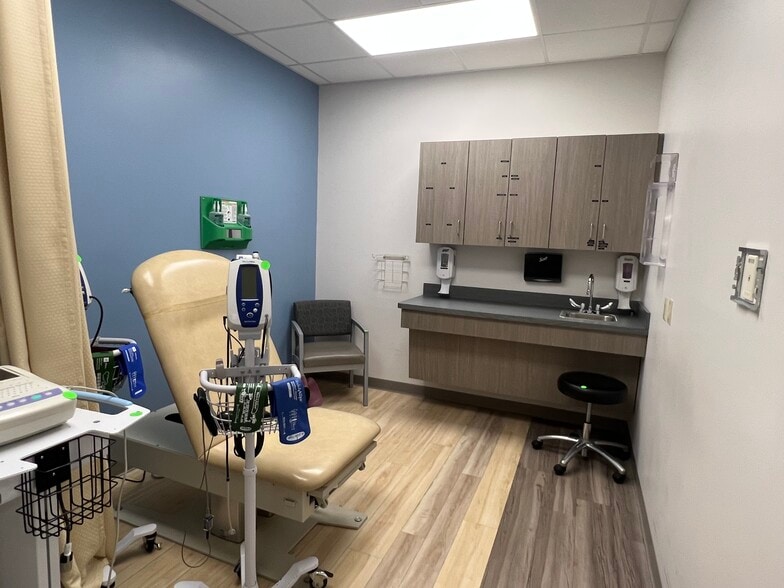 More Photos Of 241 S Westfield St, Agawam Freestanding For Lease