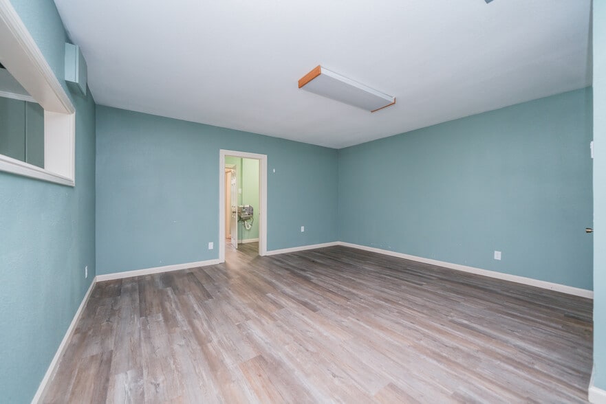 More Photos Of 1505 E Marshall Ave, Longview Medical For Sale