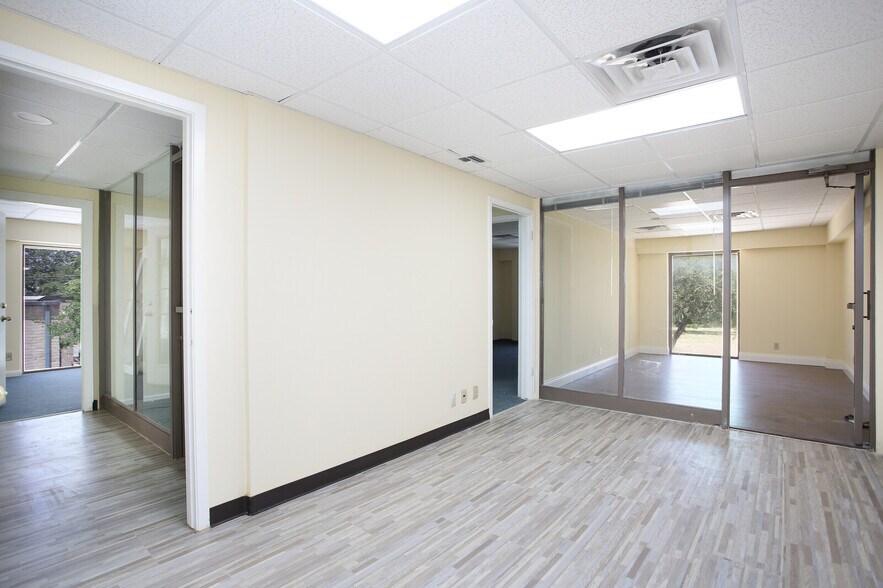 More Photos Of 4139 Gardendale St, San Antonio Office For Sale