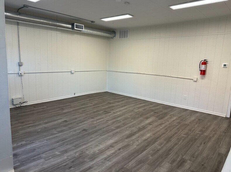 More Photos Of 828 S Broad St, Commerce Office For Sale