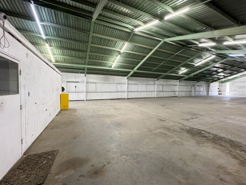 More Photos Of 1449 Mesa View St, Hemet Warehouse For Lease