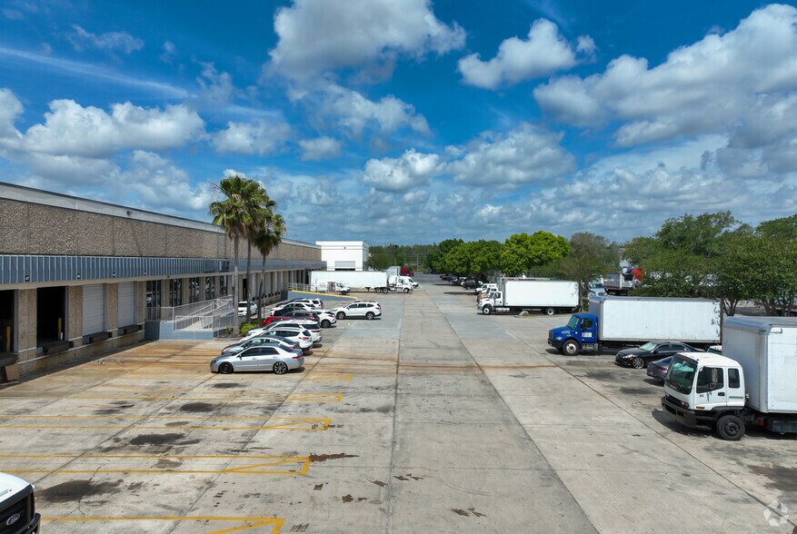 More Photos Of 7510-7540 S Presidents Dr, Orlando Warehouse For Lease
