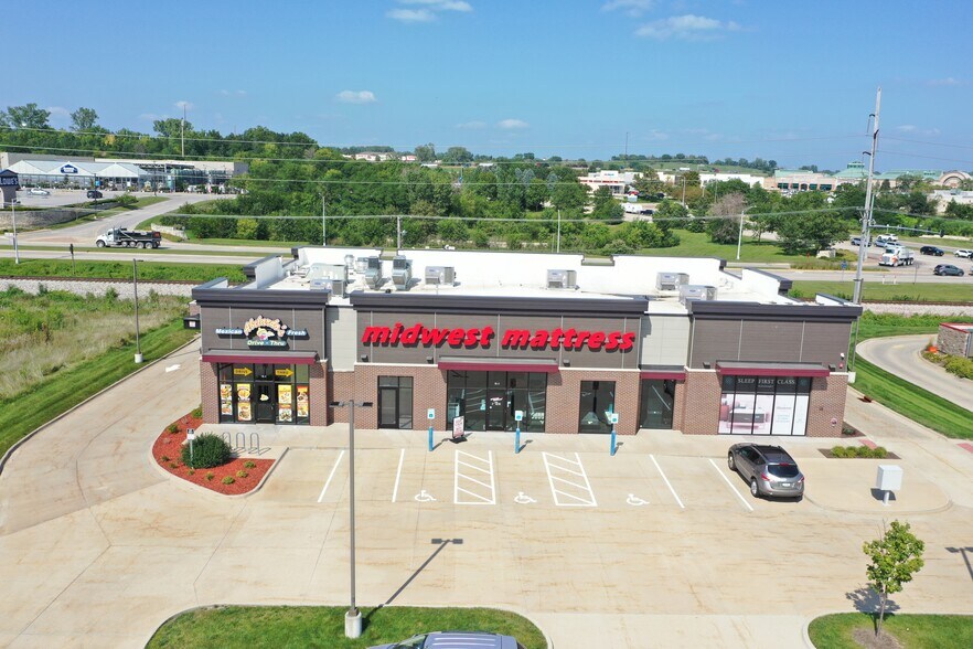 More Photos Of 746 Coral Ridge Ave, Coralville General Retail For Sale