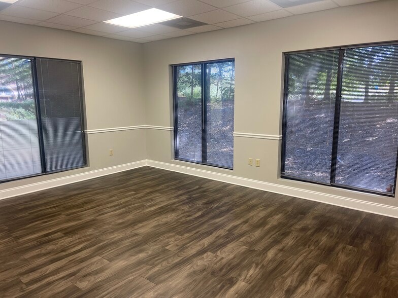 More Photos Of 300 Corporate Center Ct, Stockbridge Medical For Lease