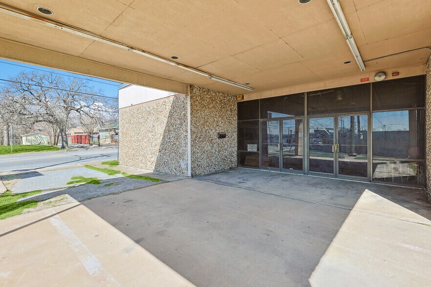 More Photos Of 412 N Sylvania Ave, Fort Worth Freestanding For Lease