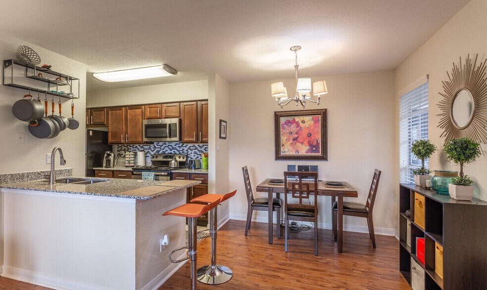 More Photos Of 127 W Plantation Dr, Lake Jackson Apartments For Sale