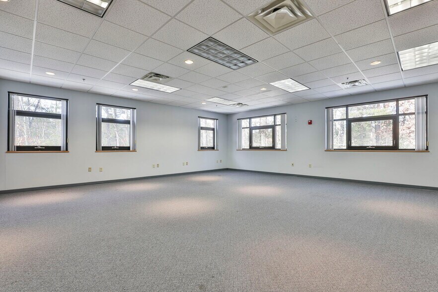 More Photos Of 7 Wall St, Windham Office For Lease