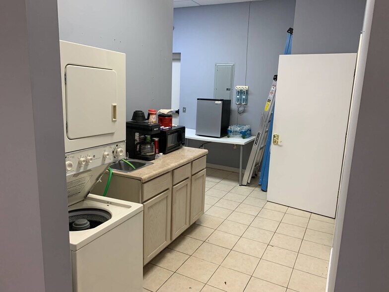 More Photos Of 111 E Lake Mary Blvd, Sanford Storefront For Lease