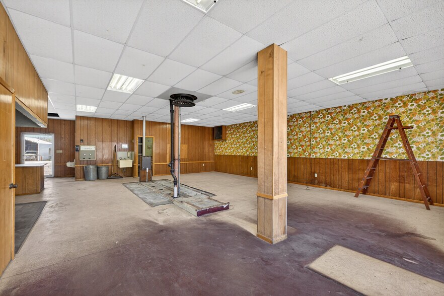 More Photos Of S101 S Main St, Nelson General Retail For Sale