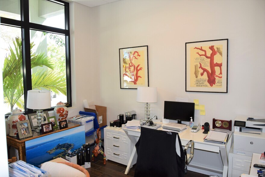 More Photos Of 11810 SE Dixie Hwy, Hobe Sound Storefront Retail Residential For Lease