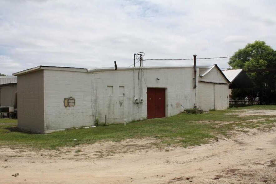 More Photos Of 208 N Main St, Fitzgerald Warehouse For Lease