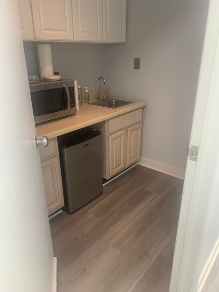 More Photos Of 8 Quakerbridge Plz, Hamilton Office For Sale