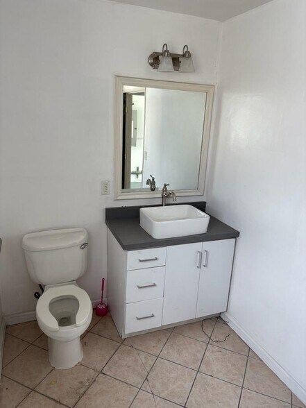 More Photos Of 8111 San Fernando Rd, Sun Valley Research And Development For Lease