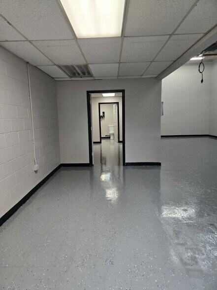 More Photos Of 6401 N Tryon St, Charlotte Auto Repair For Lease