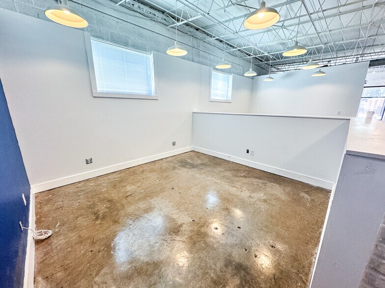 More Photos Of 920 Dauphin St, Mobile Office For Sale
