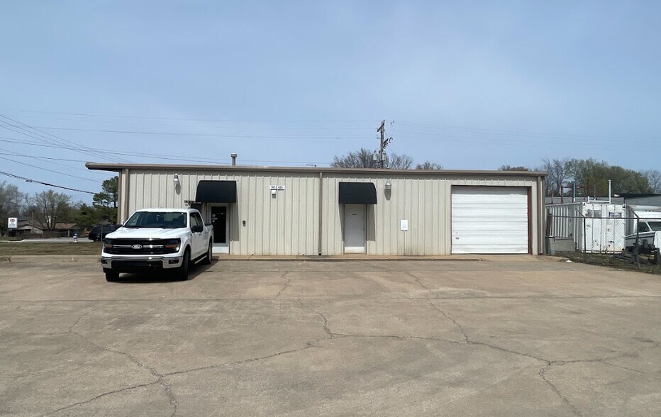 More Photos Of 149 S 40th St, Springdale Showroom For Lease