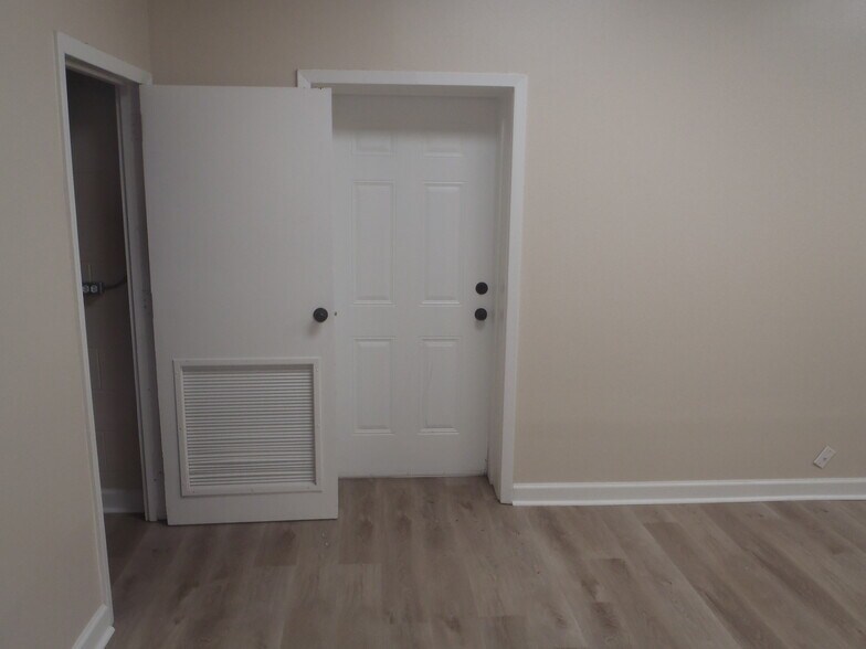 More Photos Of 2025 McLarty Dr, Newport Office For Sale