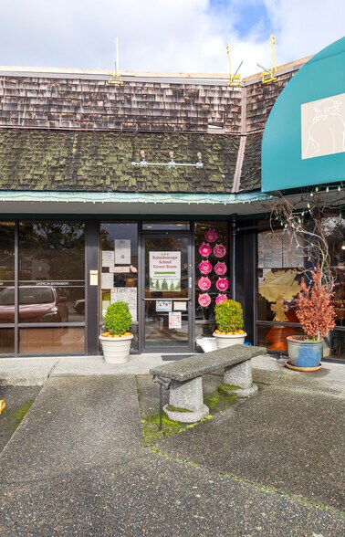 More Photos Of 3320 W McGraw St, Seattle Storefront Retail Office For Lease