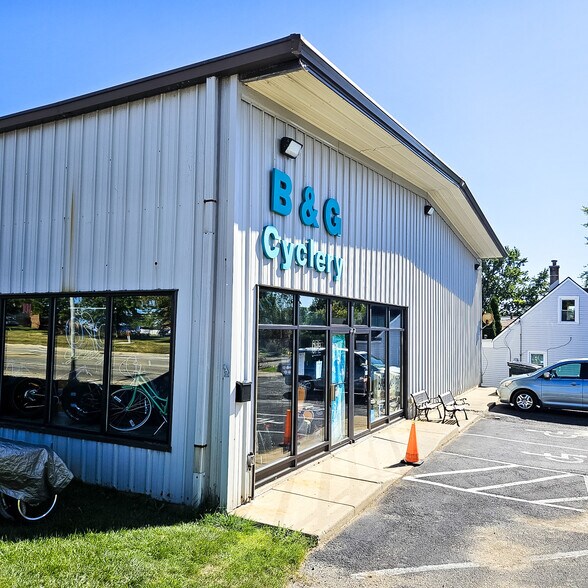 More Photos Of 131 E Rollins Rd, Round Lake Beach Freestanding For Sale