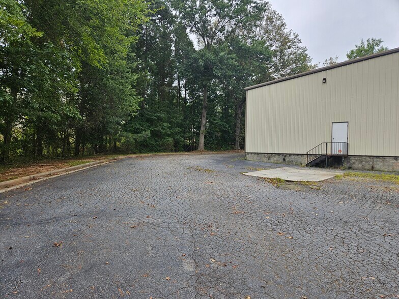 More Photos Of 135 Cecil Ct, Fayetteville Warehouse For Lease