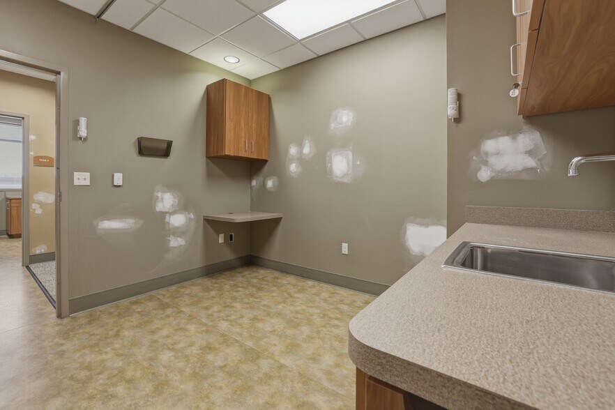 More Photos Of 14101 Fairview Dr, Burnsville Medical For Lease