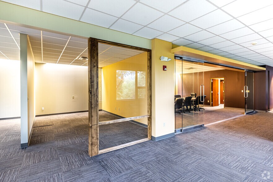 More Photos Of 25501 W Valley Pky, Olathe Unknown For Lease