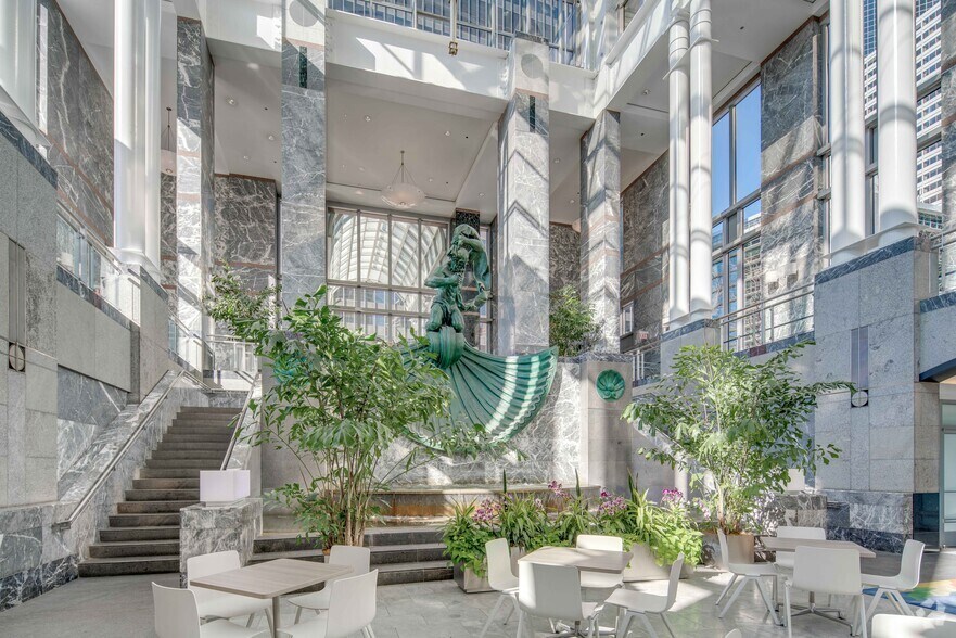 More Photos Of 311 S Wacker Dr, Chicago Office For Lease