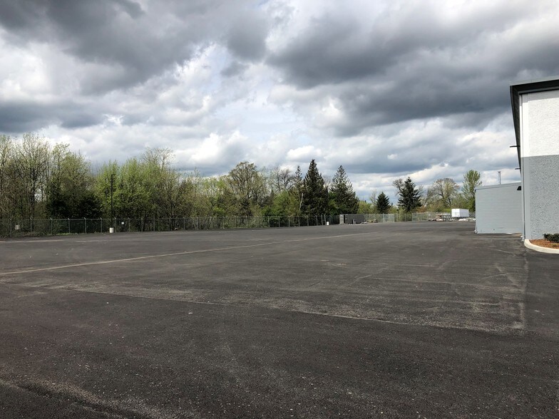 More Photos Of 10750 SW Denney Rd, Beaverton Warehouse For Lease