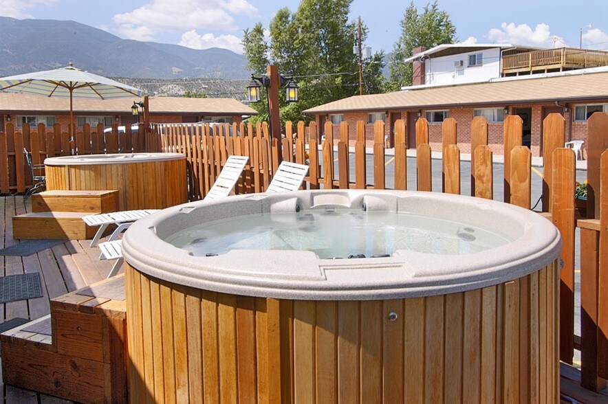 More Photos Of 525 W Rainbow Blvd, Salida Hotel For Sale