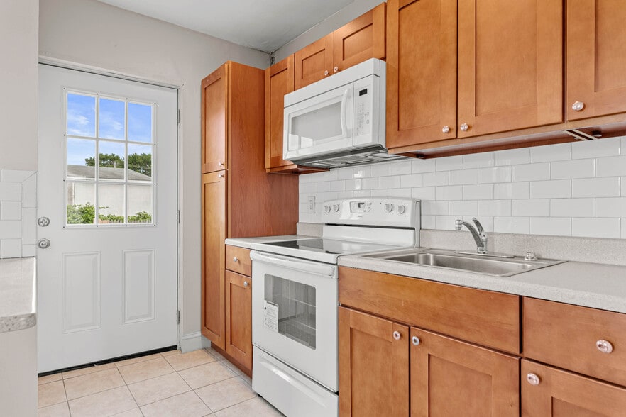 More Photos Of 8517 Lansdowne Ave, Upper Darby Township Storefront Retail Residential For Sale