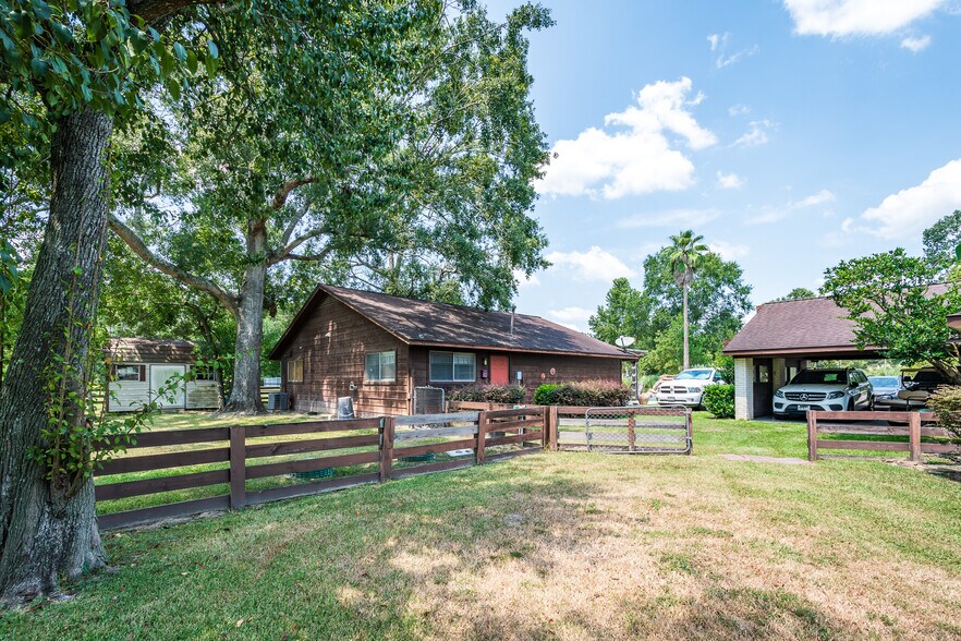 More Photos Of 16410 FM 1485 Rd, Conroe Veterinarian Kennel For Sale