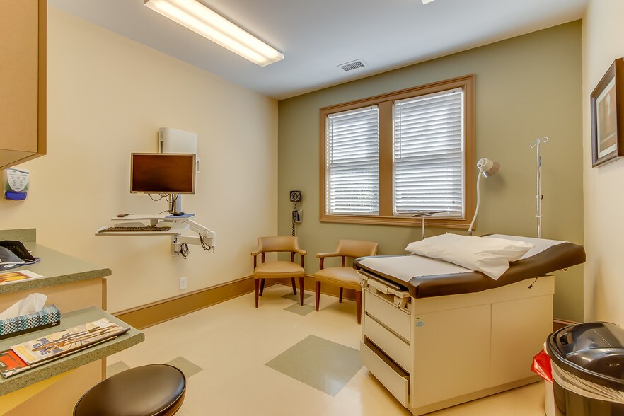 More Photos Of 135 Professional Park Dr, Seneca Healthcare For Lease