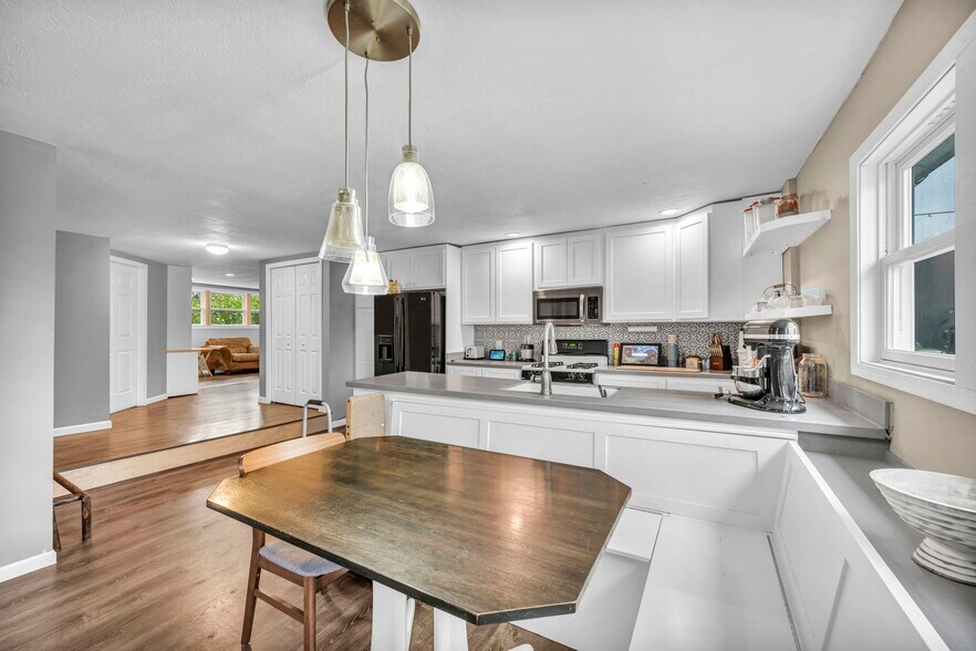 More Photos Of 100 Factory St, LaGrange Flex For Sale