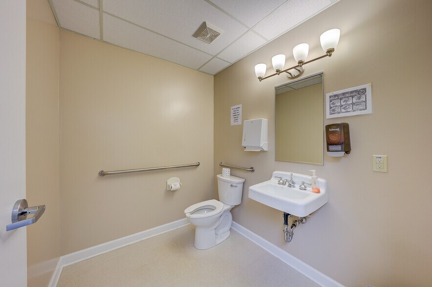 More Photos Of 5335 Peters Creek Rd, Roanoke Office For Sale