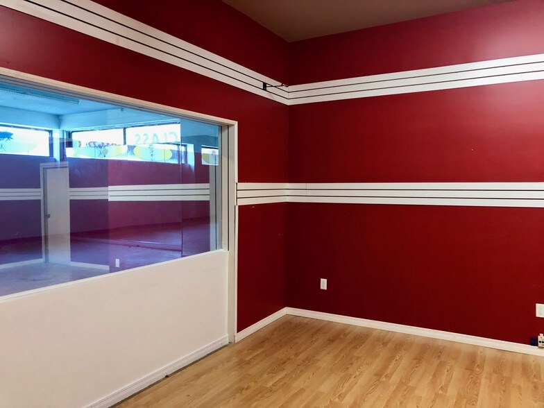 More Photos Of 1390-1400 Plains Rd E, Burlington General Retail For Lease