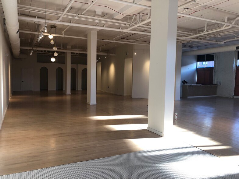 More Photos Of 80 S River St, Aurora Freestanding For Lease